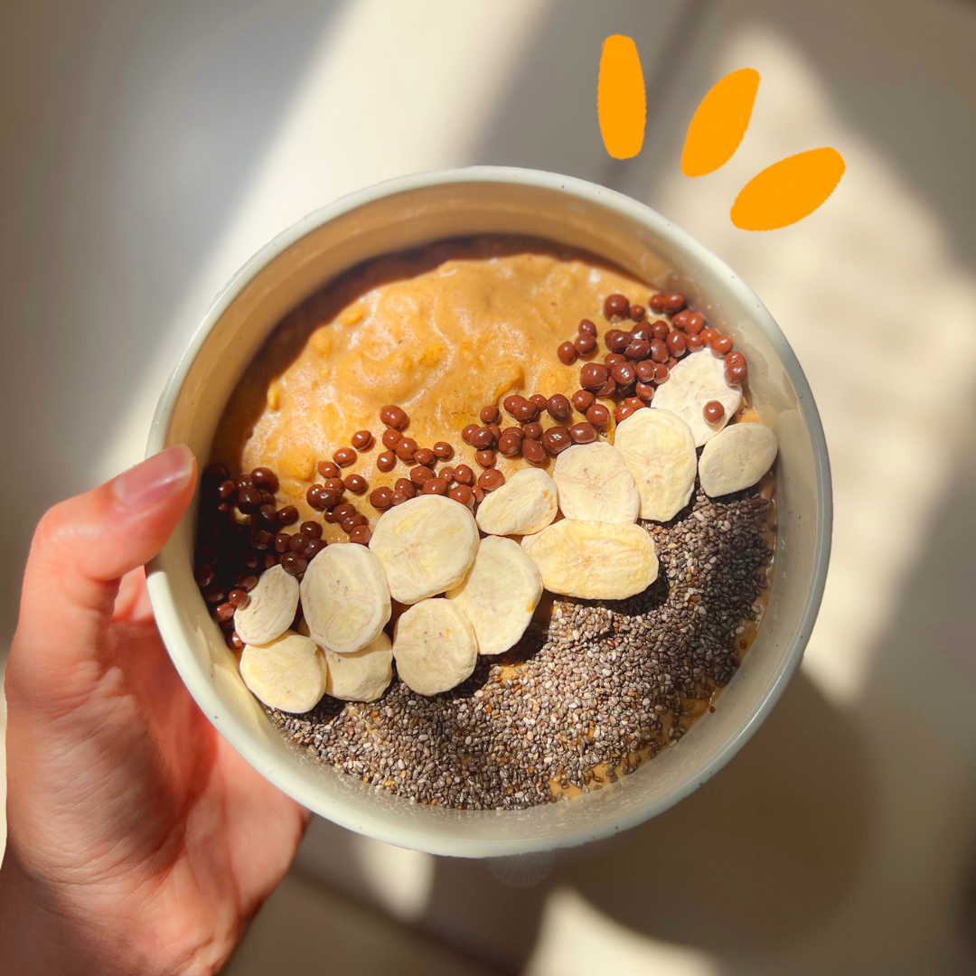 A gand holding a bowl of pumkin oats recipe