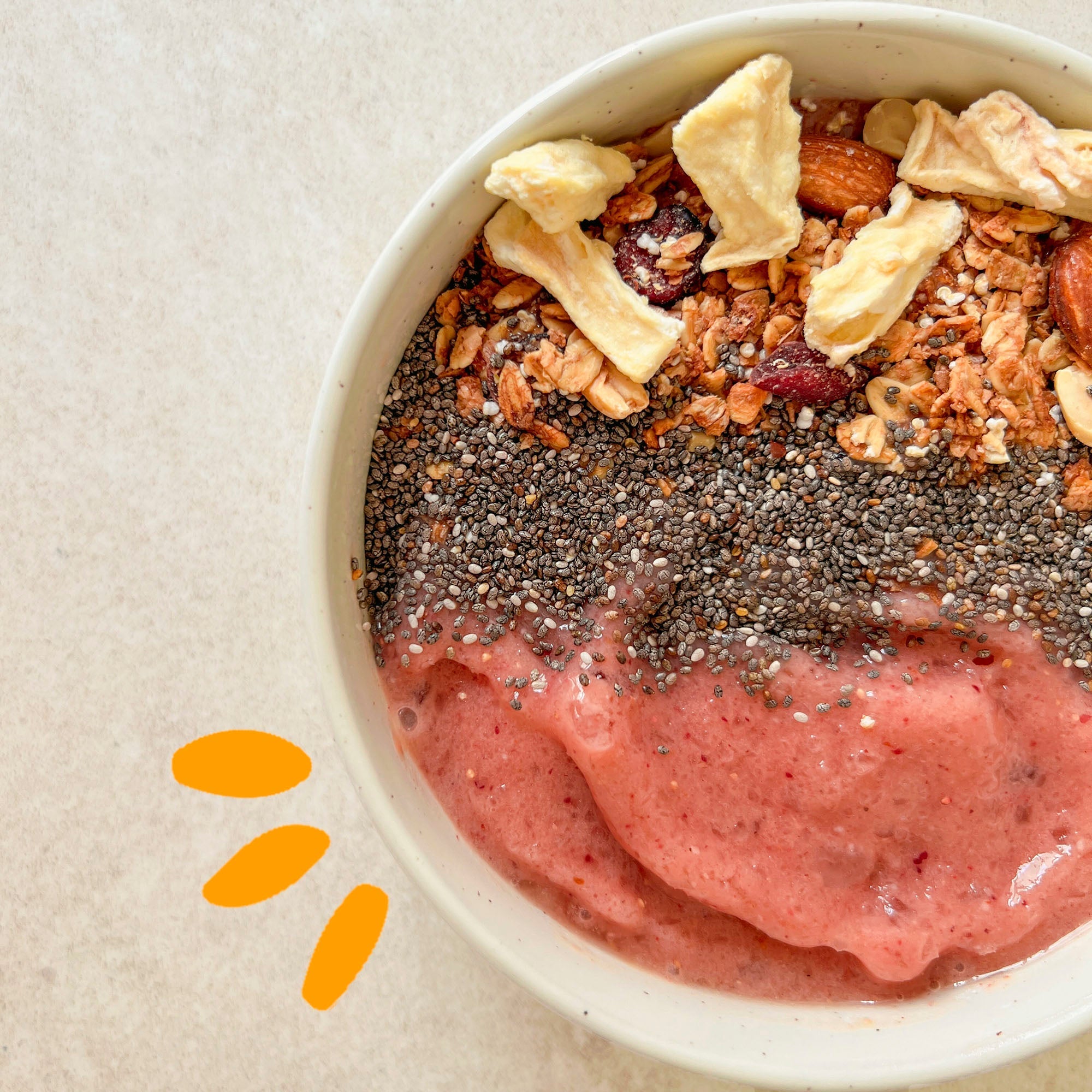 Smoothie bowl with chia, granola and freeze-dried pineapple pieces